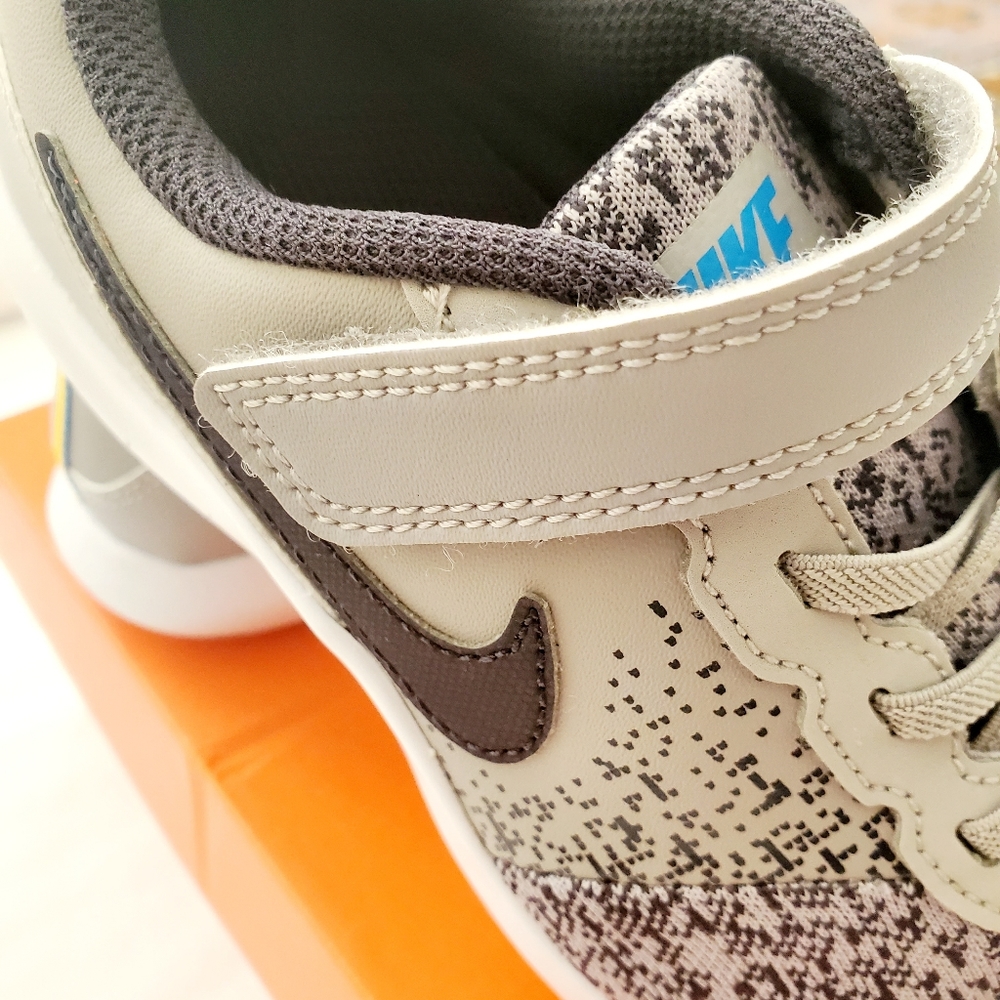 Nike Flex velcro closure grey tennis shoe - Picture 2 of 7